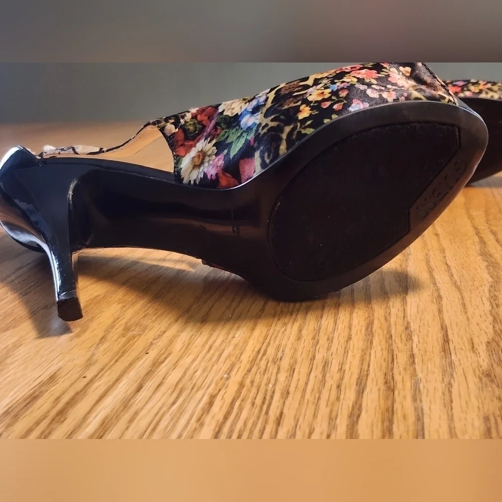 GUESS Hondo 2 Black Floral Open Toe Platform Heels 8.5